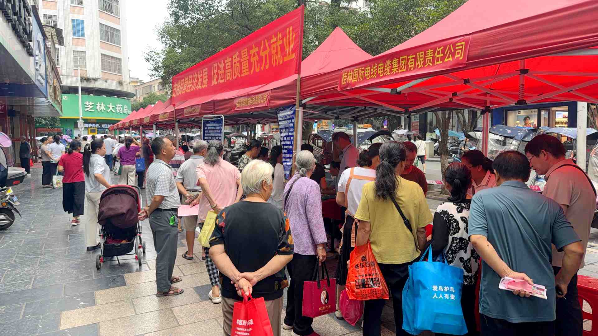 招聘会现场。唐程滔摄