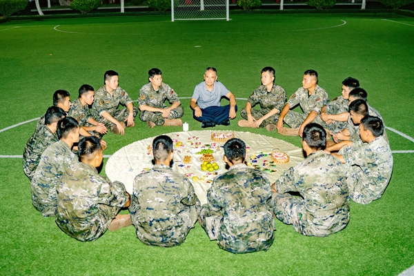 武警官兵與老兵同賞中秋月。賴成龍攝