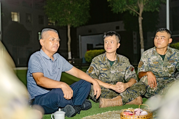 老兵向官兵講述過往經歷。賴成龍攝