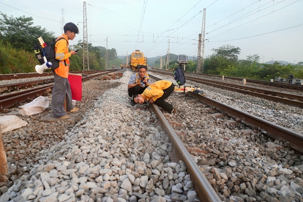 職工復核推機檢查后線路高低方向，保証達到列車開通條件。沈泰合攝