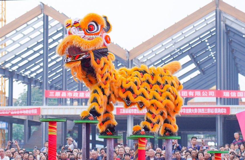 平南會宗堂龍獅團的原創高樁南獅套路《靈獅勇闖北帝山，巧取繡球獻歌仙》驚艷亮相