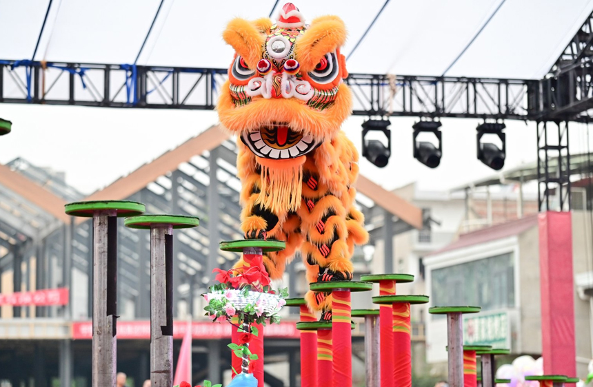 平南會宗堂龍獅團的原創高樁南獅套路《靈獅勇闖北帝山，巧取繡球獻歌仙》驚艷亮相