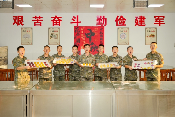 官兵展示制作成果。賴治華攝