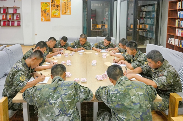 官兵書寫家書。賴治華攝