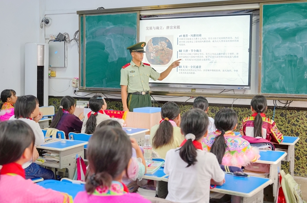 官兵給紅瑤女童們講解傳統文化。賴治華攝