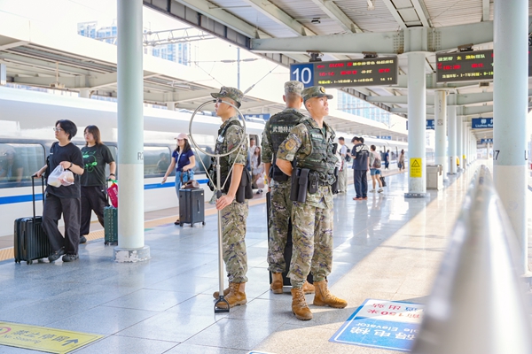 官兵在站台定點警戒。賴治華攝