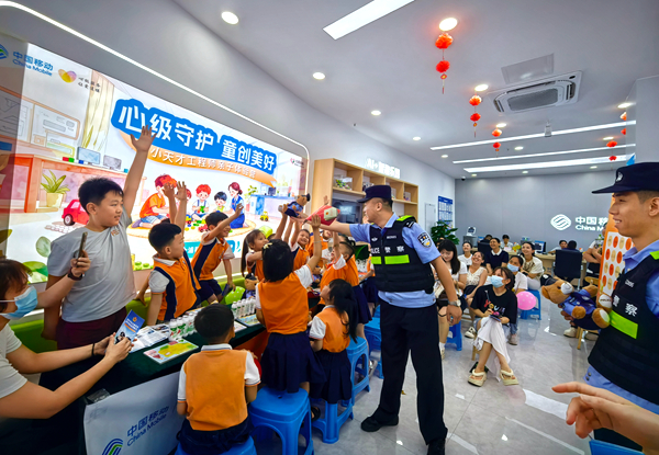廉州派出所民辅警联合移动公司面对旭日幼儿园的师生开展趣味反诈宣传活动。（摄：夏佳华）.jpg