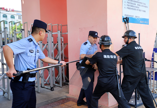 民辅警常态化到校开展校园防暴应急演练暨安全技能专项培训。