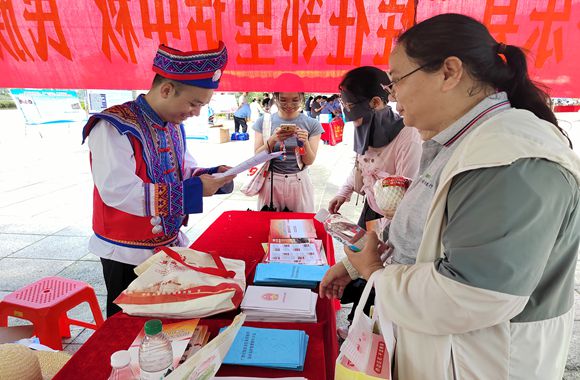 进行民族团结进步促进法有奖问答。涂昆摄