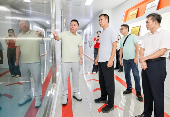 参观智能生产车间。北海职业学院供图