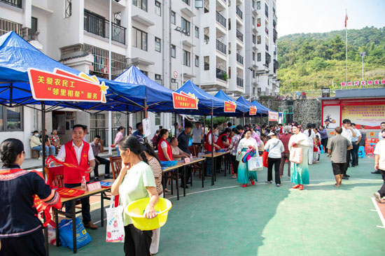 现场开展的便民服务摊位。卢家尼摄