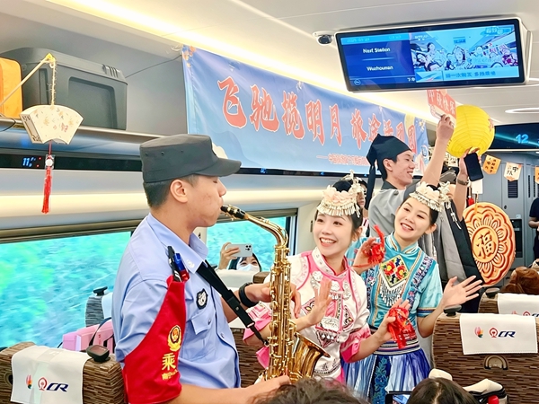 工作人員與旅客合唱《明天會更好》。馬琳攝