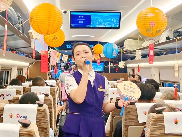 列車工作人員帶來歌曲《如願》。馬琳攝