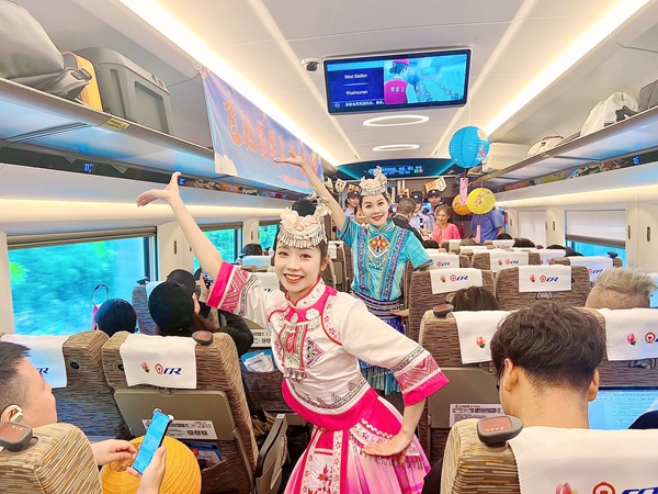 舞蹈《高鐵開進壯鄉來》。馬琳攝