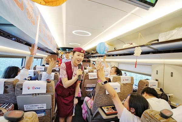 主持人與旅客有獎互動。強志儉攝