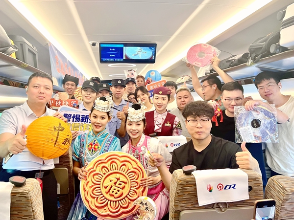 旅客合影留念。馬琳攝