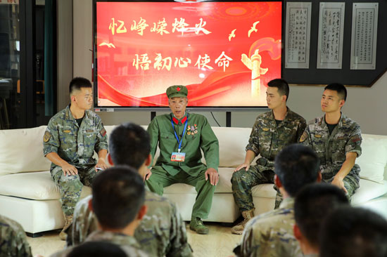 图一:聆听参战老兵宣讲红色故事 (邓宇航摄)