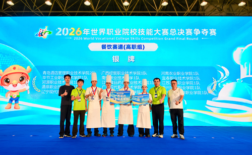 获奖团队师生合影。李媛媛摄