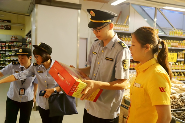 执法人员检查粮油米面等重点食品。