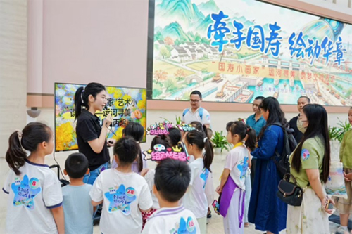 講解員引導孩子們感受運河建設成就與八桂藝術魅力。王燕娟攝