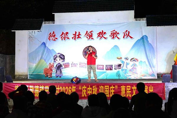 驻村第一书记登台献唱。黄琪摄