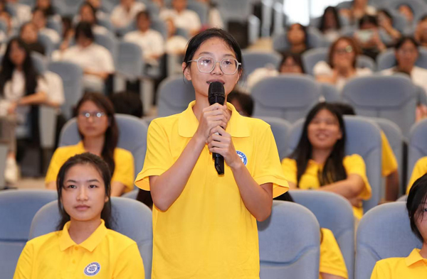 師生與電影主創團隊互動交流。廣西職業師范學院供圖