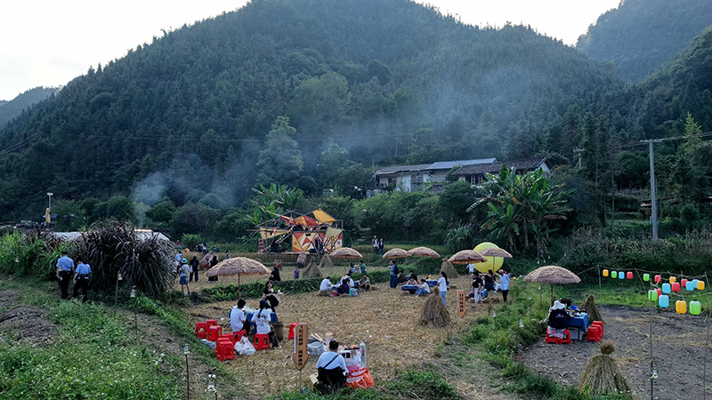 活动现场，那田农场飘起袅袅炊烟。高东风摄