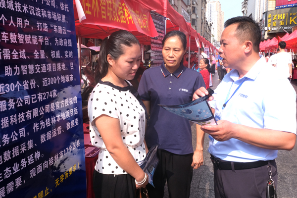 企业工作人员向求职者介绍就业岗位。蒋家红摄