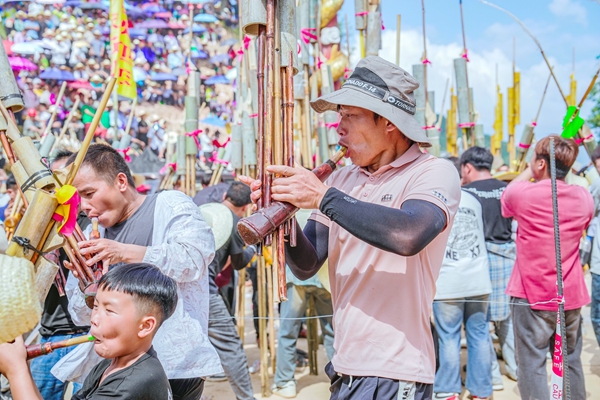 參賽隊員在吹蘆笙。劉嘉琦攝