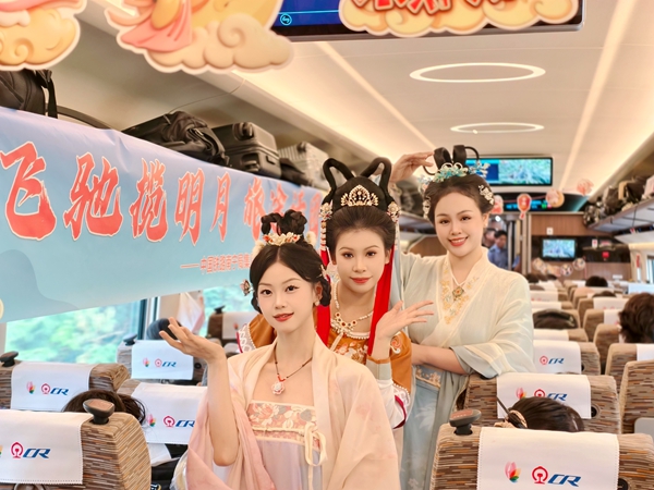G310次列車工作人員表演《花好月圓夜》。朱舒寧攝