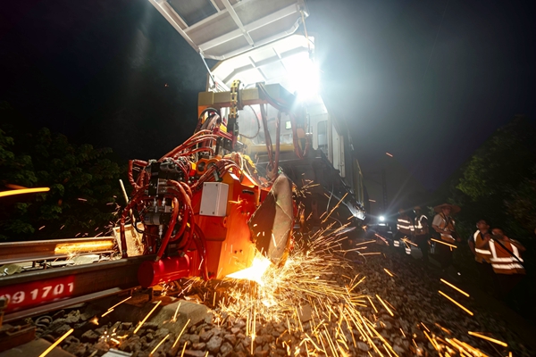 焊軌車在焊接新鋼軌。黃舞杰攝