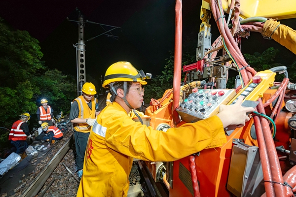 作業人員在操縱焊軌車。黃舞杰攝