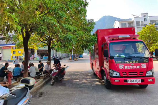 利用消防宣传车播放警示教育视频（昭平消防供图）