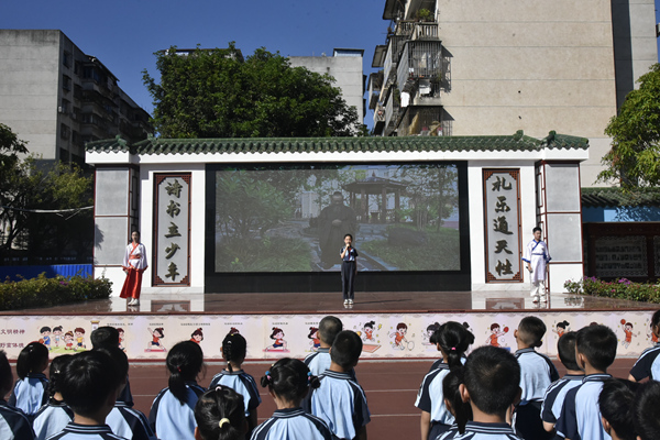 圖2：情景誦讀劇中，衡小學子與AI“孔子”跨越古今對話