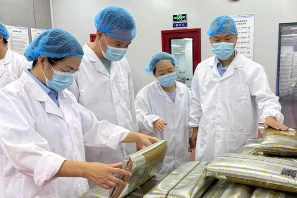 市场监管局执法人员紧盯添加剂生产、销售、使用全流程，深入食品生产企业检查食品添加剂存放情况。