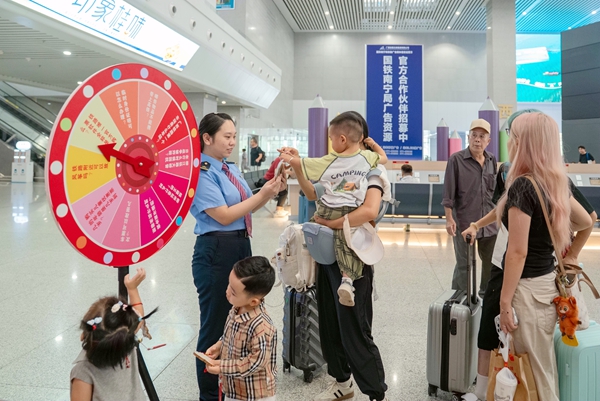 旅客積極參與“轉盤問答”，倡導文明出行。趙波攝