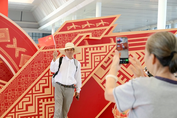 旅客在现场拍照。谭媛元摄