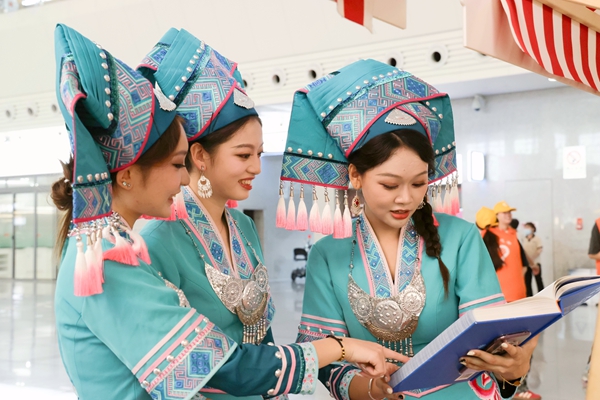 南宁东站高铁读书驿站开展阅读推广活动，点亮国庆书香之旅。谭媛元摄