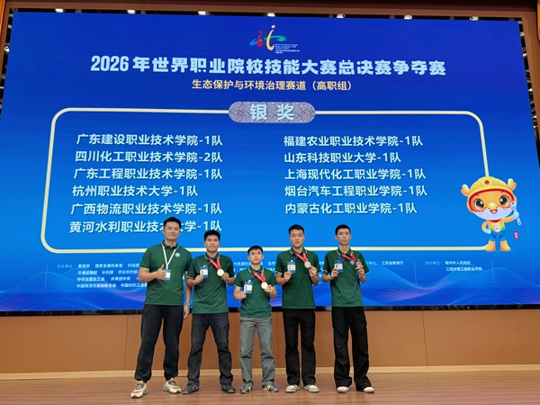 学校参赛队伍合影。冯磊摄