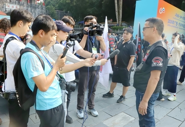 参赛选手在2026年广西·凭祥中越边关旅游节开幕式活动现场进行采访。覃铮摄