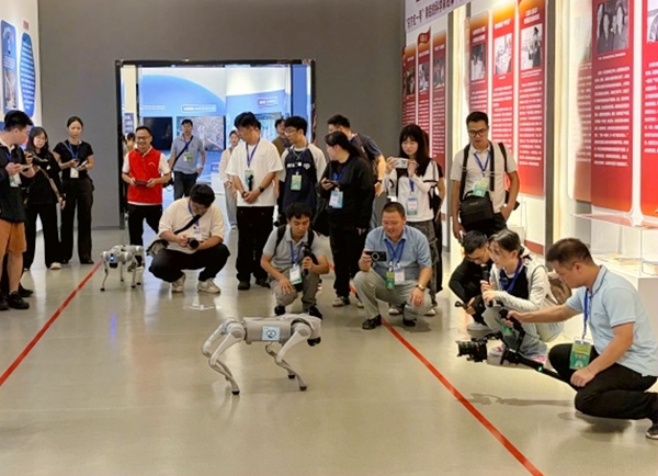 参赛选手在凭祥科技馆等地采风、拍摄。邓雨悦摄