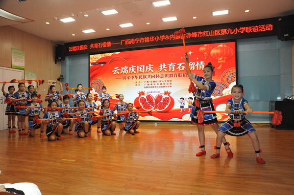南寧市錦華小學帶來廣西非遺花棍舞展演