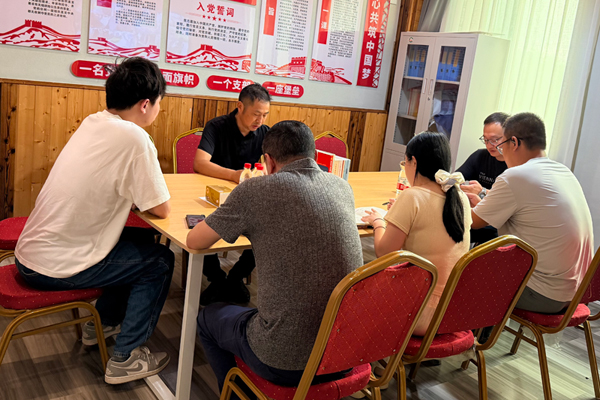项目工会委员解决职工急难愁盼，当好职工“娘家人”。赵雯慧摄