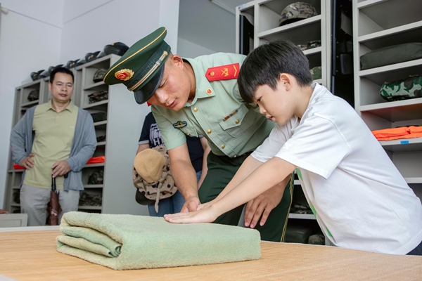官兵帶家屬在體驗整理內務。