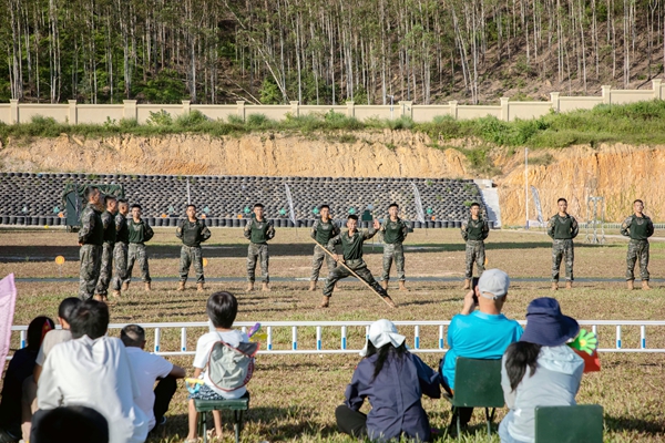 官兵們在為家屬演示擒敵拳課目演示。