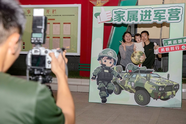 官兵與家屬們在打卡區合影打卡。