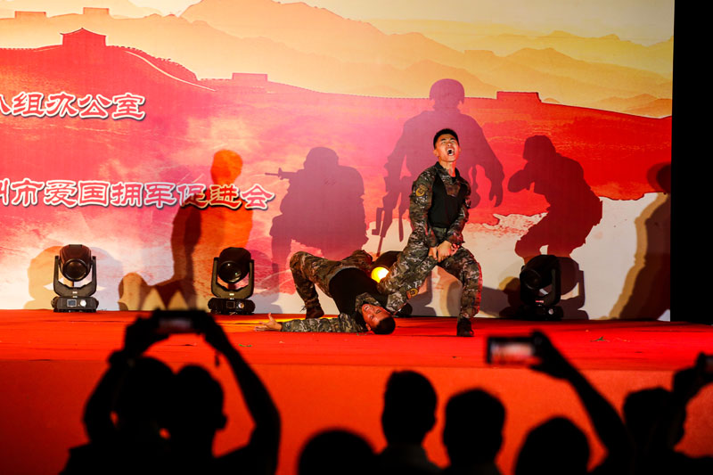 武警官兵擒敵術表演。代禮意攝