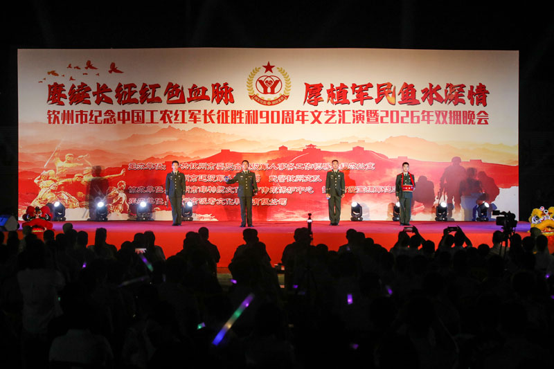 武警官兵表演三句半《强军逐梦运河情 守护钦州第二乡》。代礼意摄