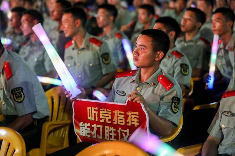 武警官兵在認真觀看表演。代禮意攝