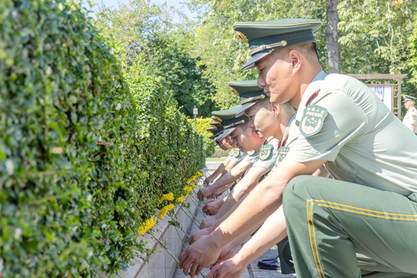 武警官兵向紀念碑敬獻鮮花。盧泳鋼攝